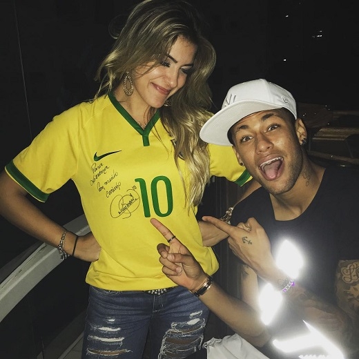 
Neymar và cô nàng xinh đẹp Lorena Improta. (Ảnh: Internet)