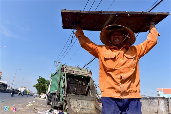 
14h30, ông Nguyễn Thanh Sơn (quận 12) đóng tấm cửa xe kết thúc chuyến thu gom và giao rác tại điểm tập kết trên quốc lộ 1, quận 12 sau những giờ làm việc giữa nắng.