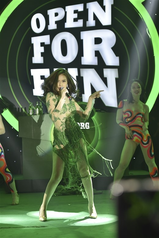 
Hoàng Thùy Linh “sexy” đốt cháy khán phòng với các ca khúc sôi động “Crazy”, “Just you”, “Rung động” được phối theo phong cách EDM.