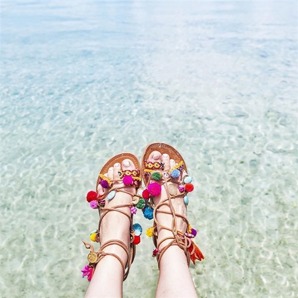 
Trong những kì nghỉ ở biển thì đôi sandal này lại càng phát huy tác dụng khi kết hợp trang phục theo phong cách bohemian hay họa tiết hoa lá điệu đà.