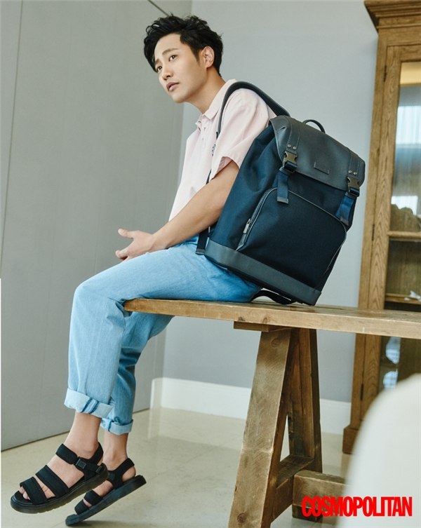 
Jin Goo mang đến một gợi ý tuyệt vời cho các chàng trai trong những ngày hè sắp tới đây với: áo phông, quần jeans denim cổ điển và balo, sandal năng động.