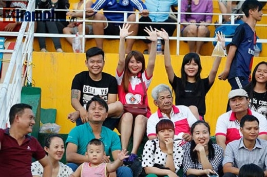 
Sân Thống Nhất rộn ràng với sự góp mặt của CĐV lớn tuổi, trẻ em, giới trẻ theo dõi đội Sài Gòn FC thi đấu 