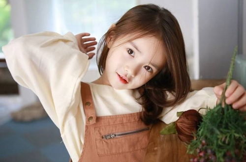 
Tuy còn nhỏ nhưng Won Hee đã có thể tạo dáng chuyên nghiệp như một người mẫu thực thụ. ​