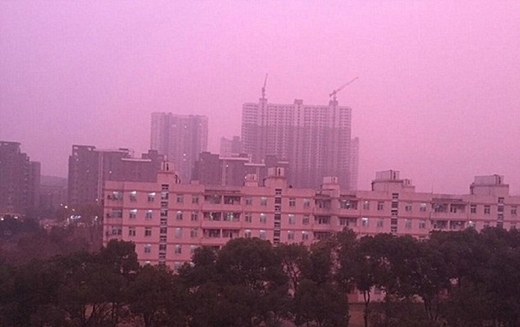 
Hiện tượng sương mù màu hồng tím tại Nam Kinh. (Ảnh: Internet)