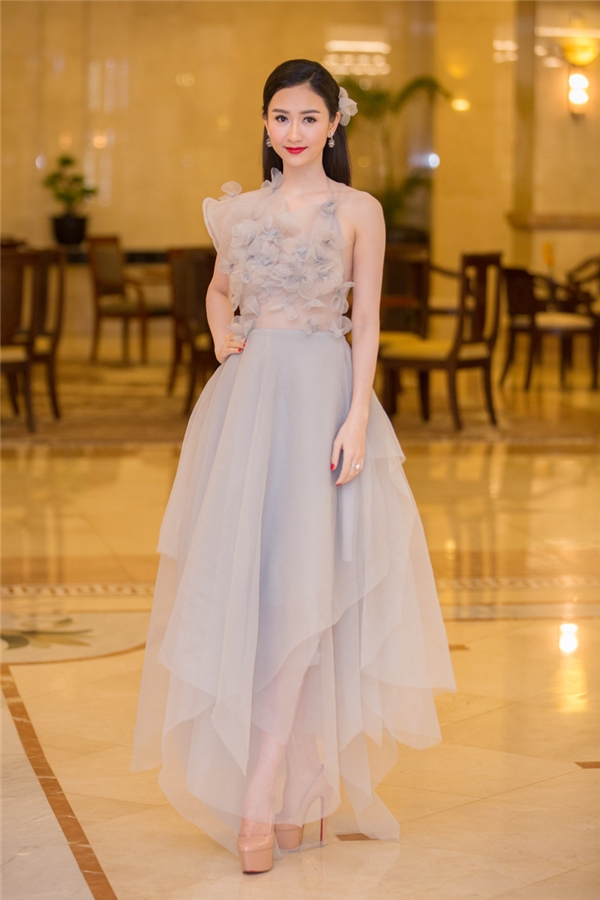 
Á hậu Hà Thu ngọt ngào, mỏng manh trong bộ váy được thực hiện bằng voan lụa nhẹ nhàng.