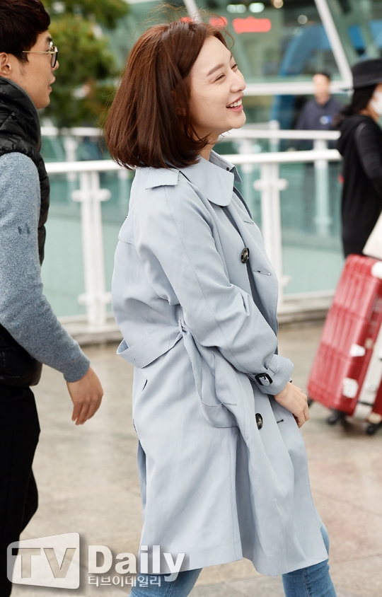 Kim Ji Won bối rối vì nhiều người nhận ra tại sân bay