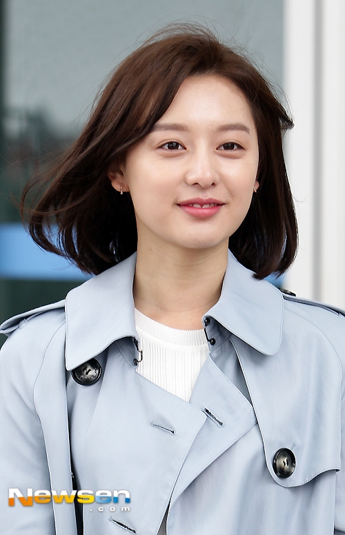 Kim Ji Won bối rối vì nhiều người nhận ra tại sân bay