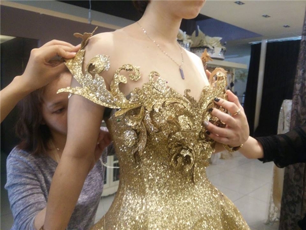 
Cận cảnh chi tiết ở thân trên của bộ váy.