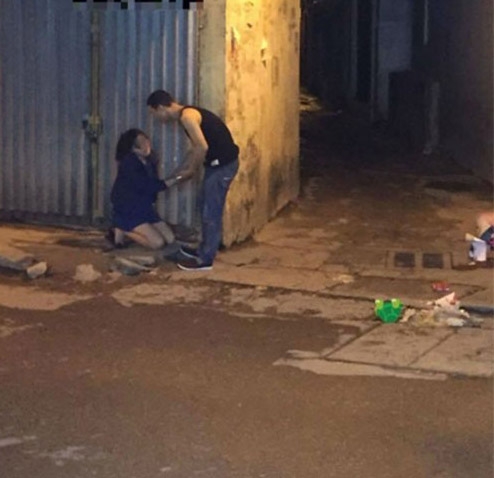 
Hình ảnh cô gái quỳ gối cầu xin tình yêu giữa phố từng là tâm điểm của cư dân mạng. Ảnh: Internet