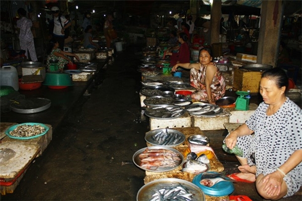 
Cầu Hai, khu chợ chuyên về hải sản lớn nhất huyện Phú Lộc (Thừa Thiên - Huế), cũng rơi vào tình cảnh đìu hiu vắng bóng người mua.
