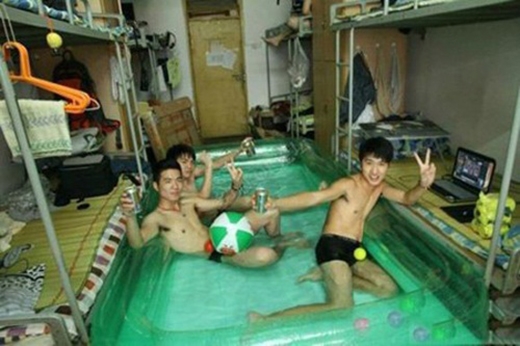 
Khi kí túc xá của sinh viên biến thành một bể bơi trong nhà hẳn hoi. (Ảnh: Internet)