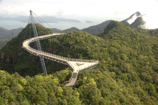 
Cây cầu này cũng được bình chọn là một trong những chiếc cầu treo kì dị nhất thế giới. (Ảnh: Internet)