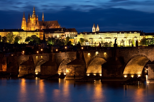 
Cầu Charles nối hai bờ dòng Vltava giữa thủ đô Prague. (Ảnh: Internet)