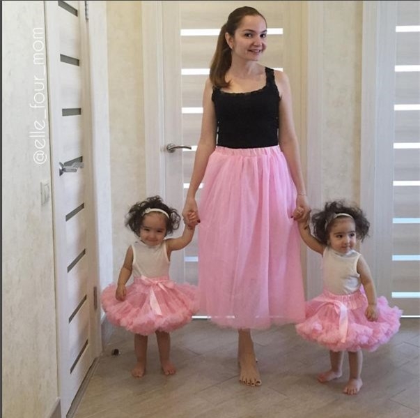 
Hai cô nhóc điệu đà như công chúa bên cạnh mẹ trong mẫu váy bale hồng ngọt ngào.