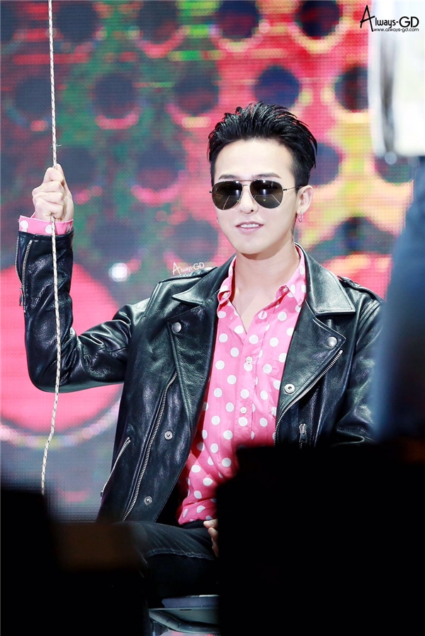 
G-Dragon đã cách điệu tên thật Kwon Ji Yong của mình trở thành nghệ danh hoạt động cho đến tận hôm nay. G được lấy từ phát âm của Ji, Yong trong tiếng Hàn có nghĩa là Rồng. Từ đó, trưởng nhóm Big Bang đã chọn G-Dragon làm nghệ danh của mình. Tên tiếng Hán của anh là Quyền Chí Long. 