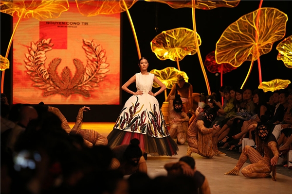 
Vị trí mở màn của bộ sưu tập thuộc về Á hậu Quốc tế 2015 Thúy Vân. Bộ trang phục mà người đẹp trình diễn là phom váy xòe kết hợp họa tiết thêu, đính kết với những tông màu nổi bật, thu hút.