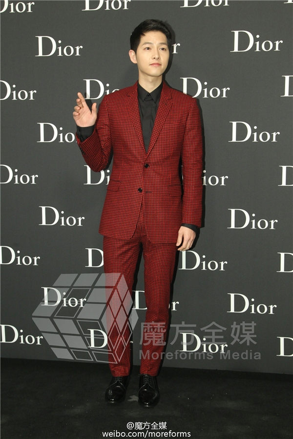 Song Joong Ki trở thành tâm điểm chú ý trong sự kiện thời trang