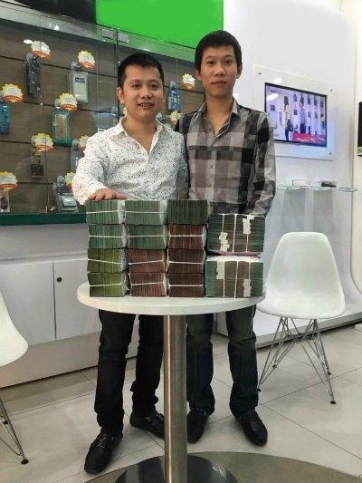 
Ông Đỗ Trọng Hiếu (bên trái) giao dịch với ông Nguyễn Tiến Chiến.