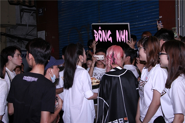 
Một lúc sau, Đông Nhi tiếp tục hẹn một nhóm fan ăn mừng tại một góc đường ở quận 1, TP.HCM - Tin sao Viet - Tin tuc sao Viet - Scandal sao Viet - Tin tuc cua Sao - Tin cua Sao