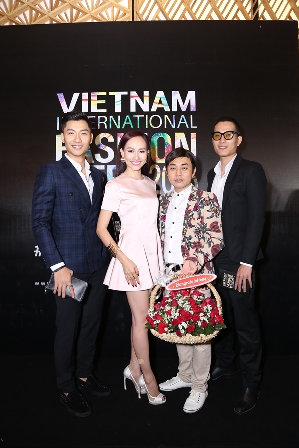 
Giải đồng siêu mẫu 2015 Trần Trung "chuẩn man" bên Kim Duyên, đạo diễn thời trang Kim Khánh và Thanh Hải.