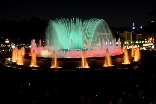  
Montjuic là đài phun nước có sự kết hợp với âm nhạc và ánh sáng. (Ảnh: Internet)