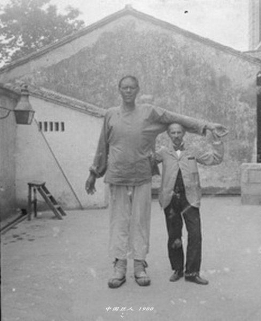 
Một người khổng lồ ở tỉnh Giang Tô, do nhiếp ảnh gia người Mỹ James Ricalton chụp vào năm 1900.