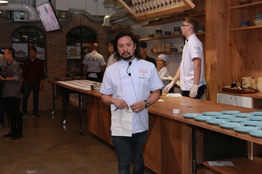 
Tiếp nối bữa tiệc tối ngày 22/4 cũng tại Grain Cooking Studio, Biên Nguyễn - bếp trưởng của nhà hàng Xu tiếp tục đảm nhận vai trò MC của buổi tiệc này.