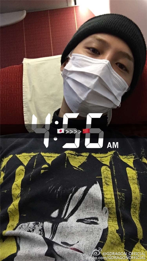 
Phải bay từ Nhật sang Bắc Kinh, G-Dragon lộ rõ vẻ mệt mỏi tại sân bay