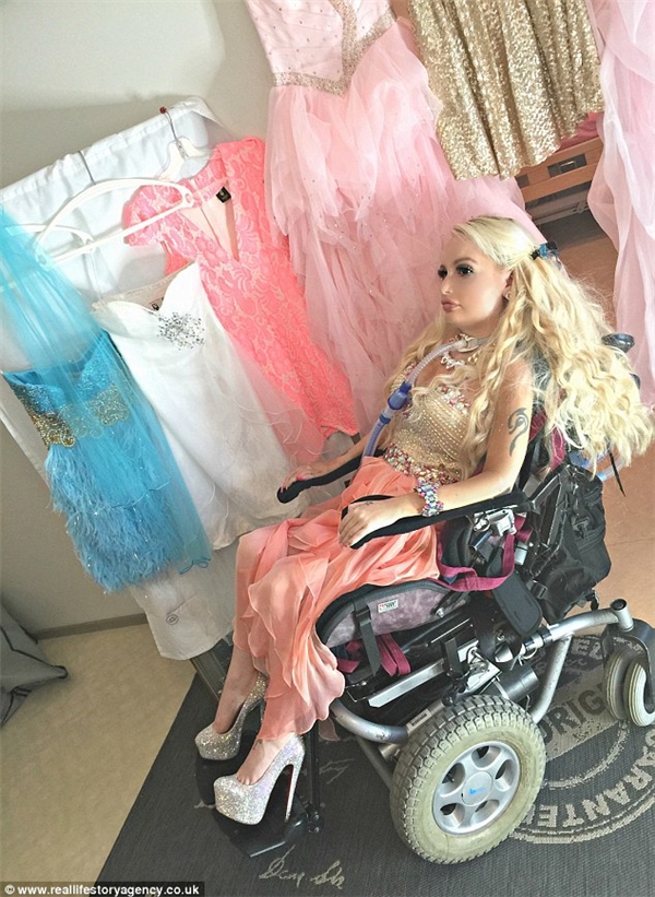 
Dù bị bại liệt nhưng Jasmin vẫn không từ bỏ ước mơ được ăn mặc giống 2 thần tượng của mình là Barbie và Britney Spears. (Ảnh: Internet)