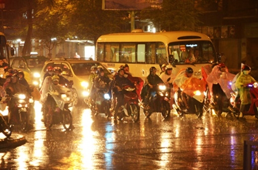 Dân Sài Gòn háo hức với cơn mưa đầu mùa sau nhiều ngày nắng nóng cực độ