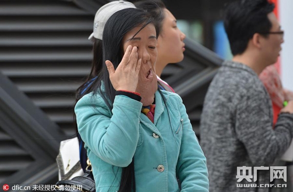 
Mới đây, trên đường phố Thẩm Dương, tỉnh Liêu Ninh, Trung Quốc xuất hiện một người phụ nữ có khuôn mặt rất đáng sợ.