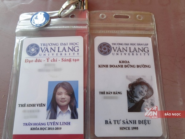
Thẻ bán hàng của cô Tư giống hệt kiểu dáng với thẻ sinh viên thông thường của trường Văn Lang.