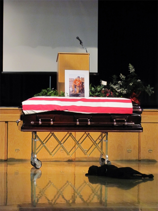 
Chú chó nằm gục bên quan tài chủ, một người lính đã hy sinh. Chú cứ nằm ở đó suốt mãi cho đến khi tang lễ kết thúc.