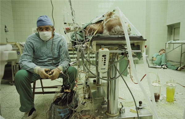 
Sau cuộc phẫu thuật ghép tim kéo dài 23 giờ, vị bác sĩ già mới có thời gian ngồi nghỉ, trong khi người trợ lý thiếp đi trong một góc.