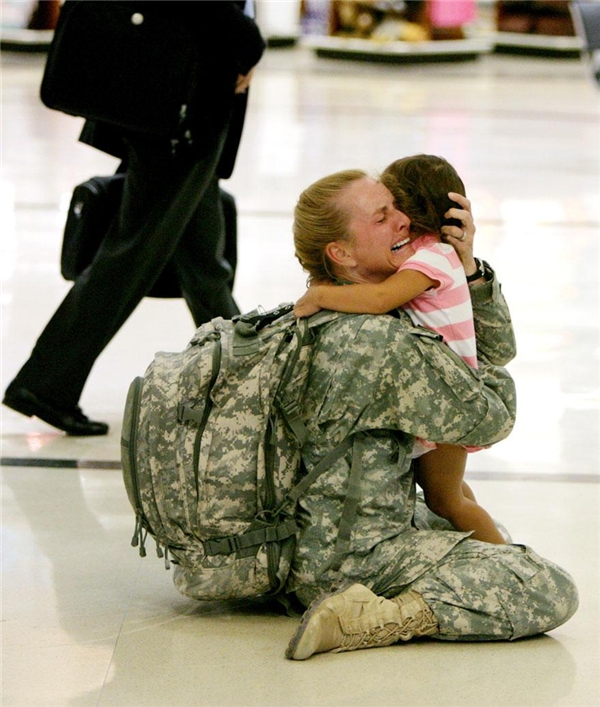 
Sau 7 tháng tham chiến tại Iraq, nữ quân nhân Terry Gurrola quay về nước và khóc nức nở trong vòng tay của cô con gái bé bỏng.