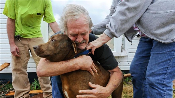 
Cụ già này ôm chầm lấy chú chó thân yêu của mình và khóc nức nở sau khi chú được tìm thấy trong đống đổ nát của ngôi nhà do một cơn lốc xoáy gây ra vào năm 2012 ở Alabama.