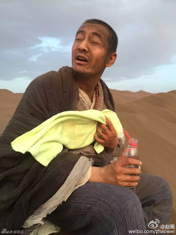 
Huỳnh Hiểu Minh ngồi nghỉ mệt mỏi trên sa mạc. Ảnh: Sina.