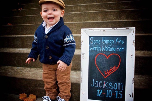 
"Có những điều xứng đáng được chờ đợi, đó là được nhận nuôi. Jackson: 10/12/2015." (Ảnh: TWR)