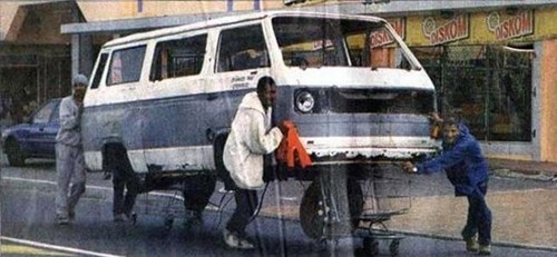 
Ở châu Phi, người ta vận chuyển xe hơi hỏng giống như mua hàng trong siêu thị. (Ảnh: Internet)