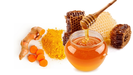 
Nghệ và mật ong: Bạn có thể giã nghệ lấy nước và bôi lên chỗ loét. Cách khác là trộn một thìa cà phê mật ong với 1/4 thìa bột nghệ vào bát tạo thành bột nhão. Dùng tăm bông sạch bôi loại bột này lên vết loét.