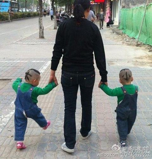 
Cách thứ 3 của các bố mẹ Trung Quốc là ghi "Tiểu (Em)" và "Đại (Anh)" lên đầu bọn trẻ. (Ảnh: Internet)