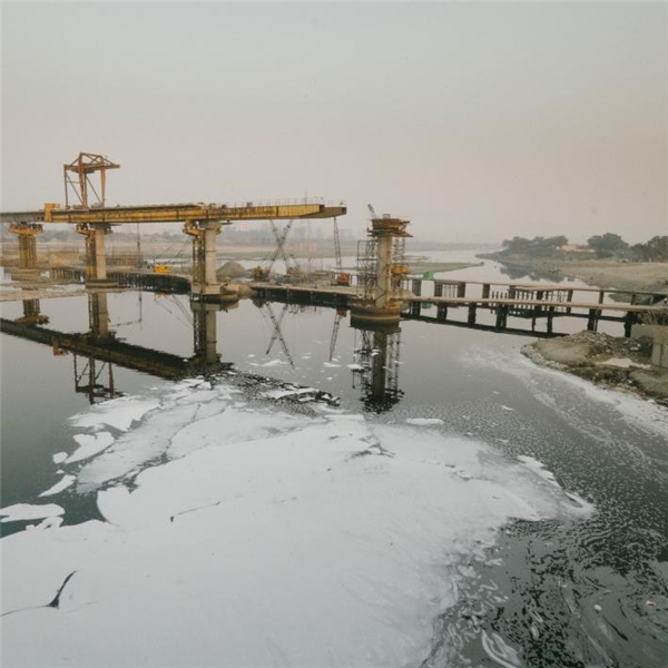 
Các nhà máy thi nhau xả hóa chất độc hại vào con sông Yamuna khiến nó nổi bọt trắng xóa.