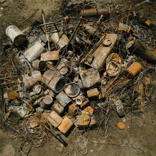 
Phụ tùng xe máy được đốt để loại bỏ xăng dầu trước khi đem bán cho bên tái chế.