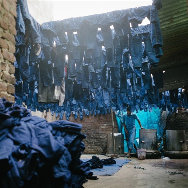 
Bên trong một xưởng nhuộm đồ jean ở quận Silampur, một trong những khu vực ô nhiễm và dân cư đông đúc nhất ở Delhi.