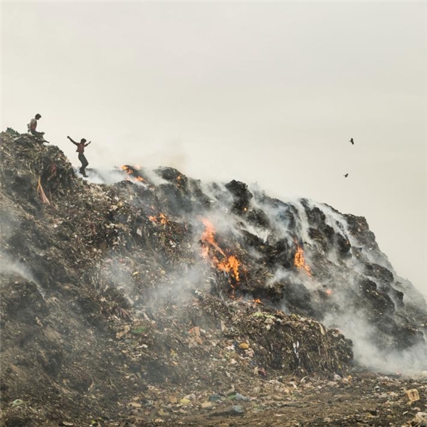 
Những núi rác cháy phừng phực như thế này chính là nguyên nhân khiến bầu không khí Delhi ô nhiễm nặng nề.
