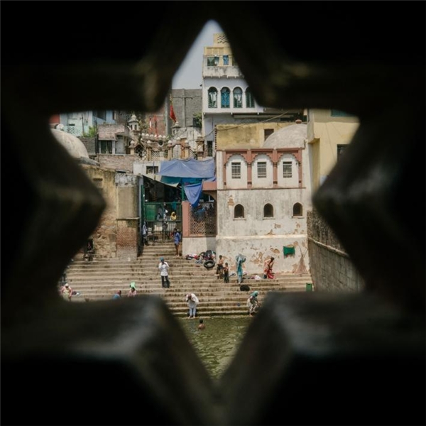 
Người dân Delhi tắm và rửa tội hàng ngày trên các bậc thang dẫn xuống sông của đền thờ Nizamuddin Sufi. Nước sông ở đây còn được dùng để ăn uống, và nó đã trở nên ô nhiễm như biết bao nguồn nước khác trong thành phố.