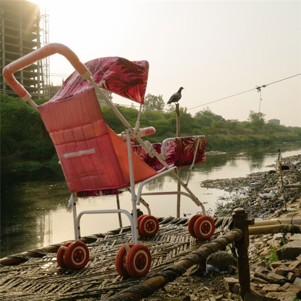 
Một chiếc xe đẩy vừa được giặt rửa sạch sẽ bên một bờ kênh, nơi sinh sống của rất nhiều hộ gia đình nghèo.