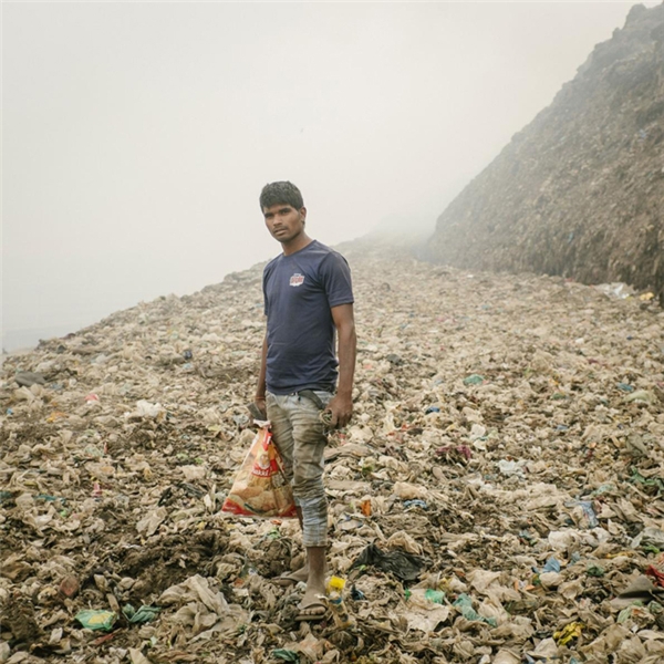 
Một người thu gom đồng nát đang tìm kiếm kim loại tại Bhalswa, bãi rác thải khổng lồ mà nếu đốt nó sẽ bắt lửa dữ dội và thải ra khí độc vào bầu khí quyển.