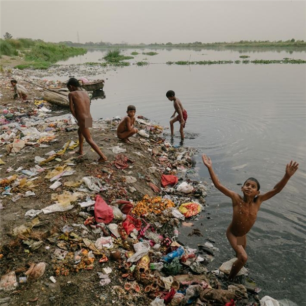 
Trẻ con nhặt rác ở Delhi, trong đó có nhiều em mồ côi cả cha lẫn mẹ, thường xuyên vui chơi và tắm rửa cùng với đám rác lượn lờ xung quanh.