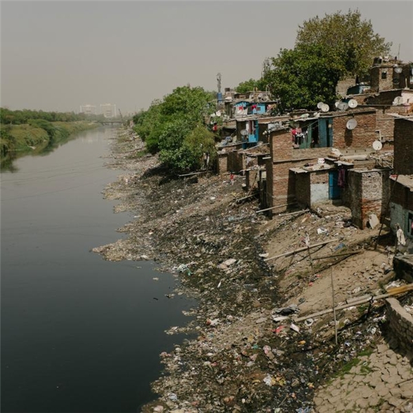 
Người dân nghèo ở Ấn Độ phải sống bên những con kênh ùn ứ rác thải như thế này.